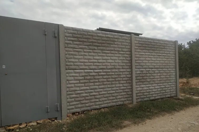 Еврозабор с распашными воротами из профнастила