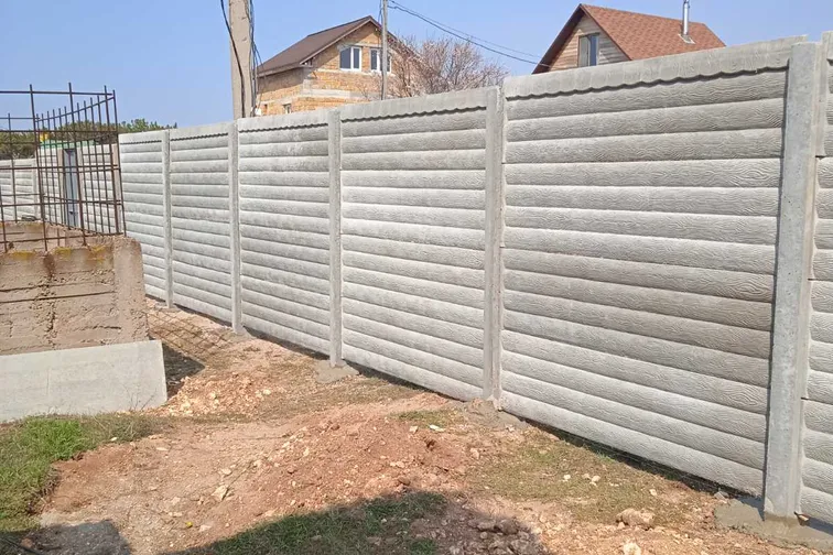 Еврозабор под доску вдоль участка с жилым домом