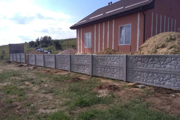 Еврозабор вокруг нового дома с красной кровлей