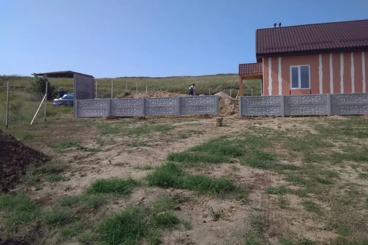 Еврозабор по периметру строящегося дома в пригороде