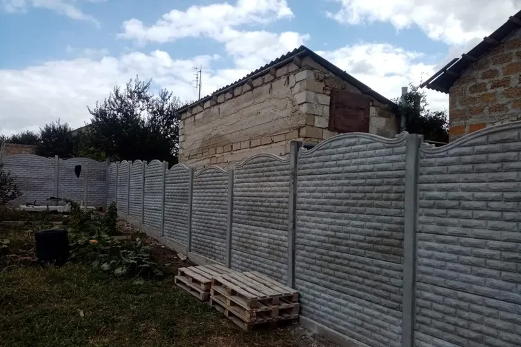 Еврозабор во дворе дома с хозяйственными постройками