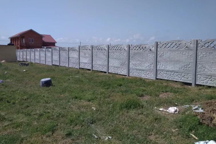 Еврозабор по периметру участка с деревянным домом