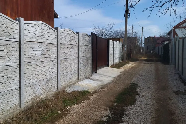 Еврозабор вдоль узкой улицы частного сектора