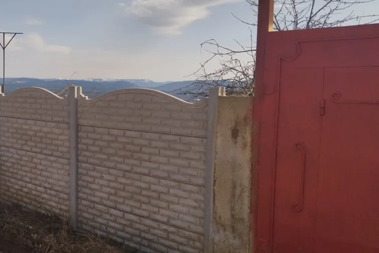 Еврозабор под кирпич вдоль дороги с видом на горы