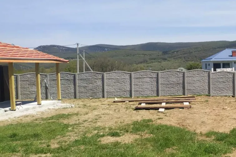 Еврозабор по периметру участка с видом на крымские горы